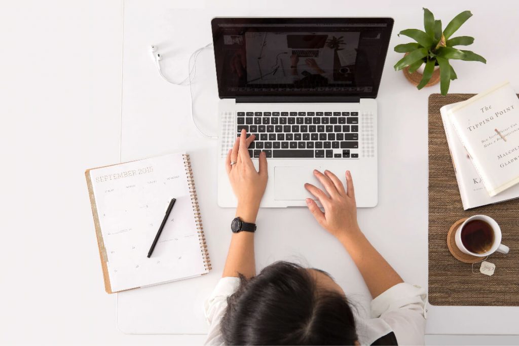 Looking for a lucrative side hustle? 👀Love Pinterest? 📌 Good news: there's a Pinterest VA job waiting for you! 💵 Learn more about how I work from home as a Pinterest VA!